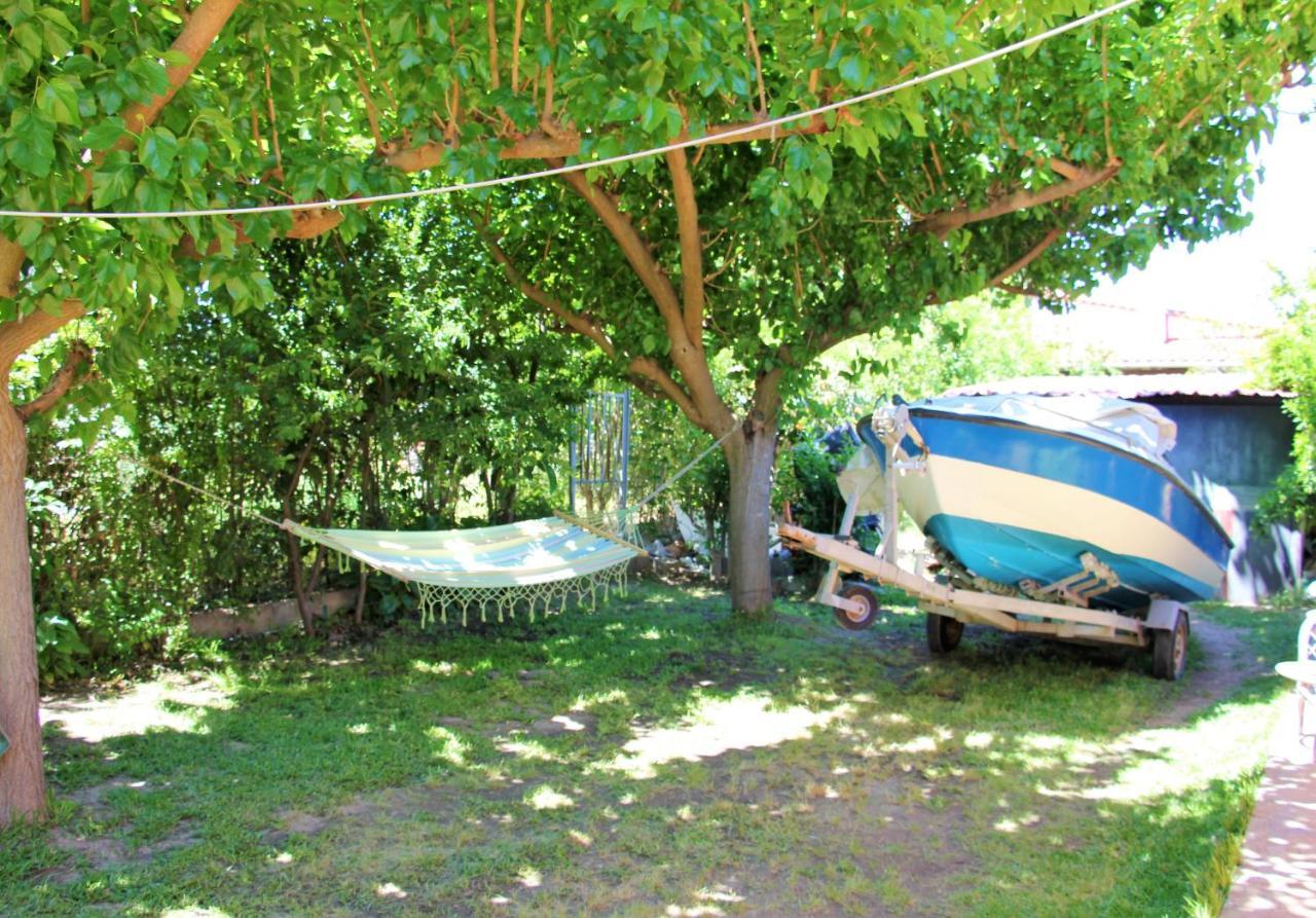Amarynthos Beachfront Vacation House With Garden Vatheia Buitenkant foto